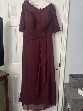 Elegant Burgundy Lace Evening Dress